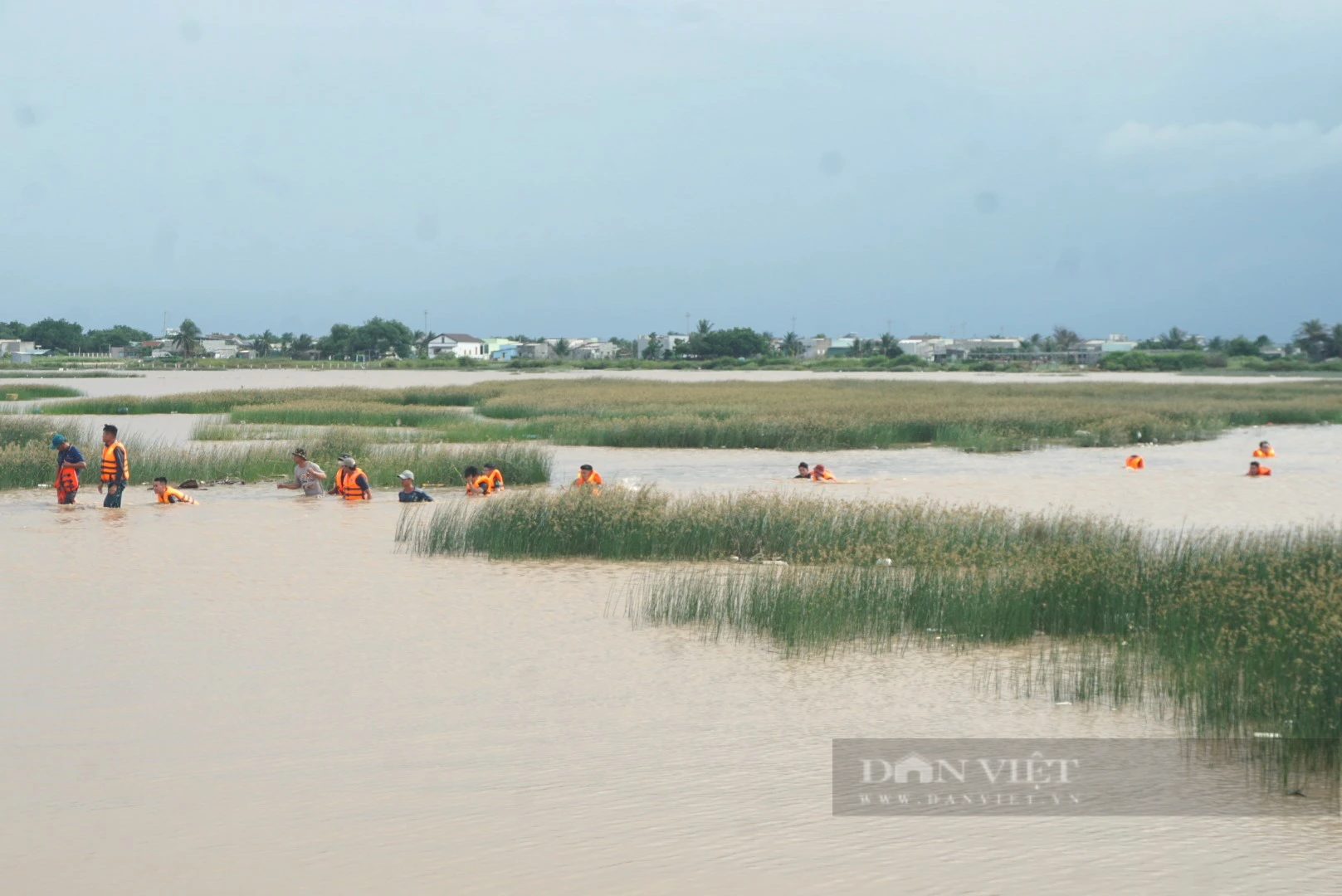 Nam sinh lớp 6 nghi bị nước cuốn ở Ninh Thuận - Ảnh 2.