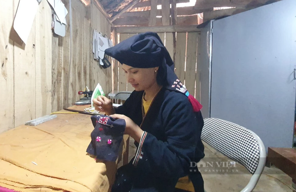 Nghề dệt thổ cẩm truyền thống giúp phụ nữ Dao Tiền bản Sưng nâng cao thu nhập - Ảnh 2.