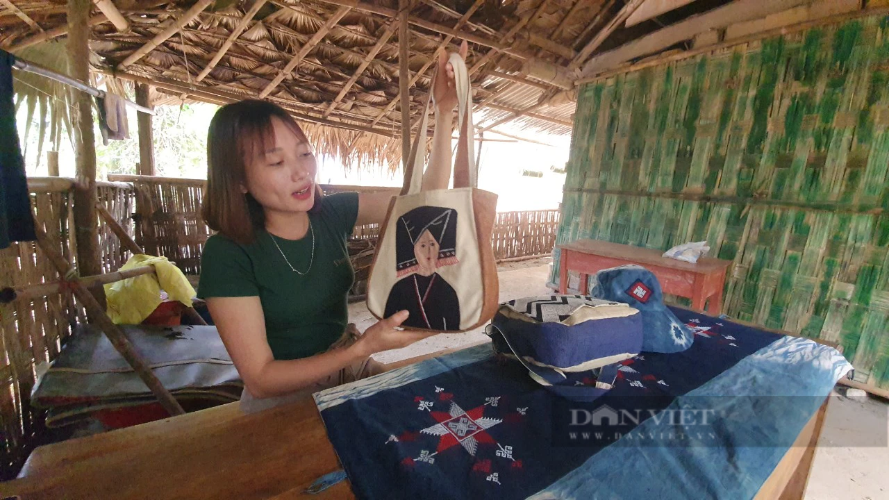 Nghề dệt thổ cẩm truyền thống giúp phụ nữ Dao Tiền bản Sưng nâng cao thu nhập - Ảnh 3.