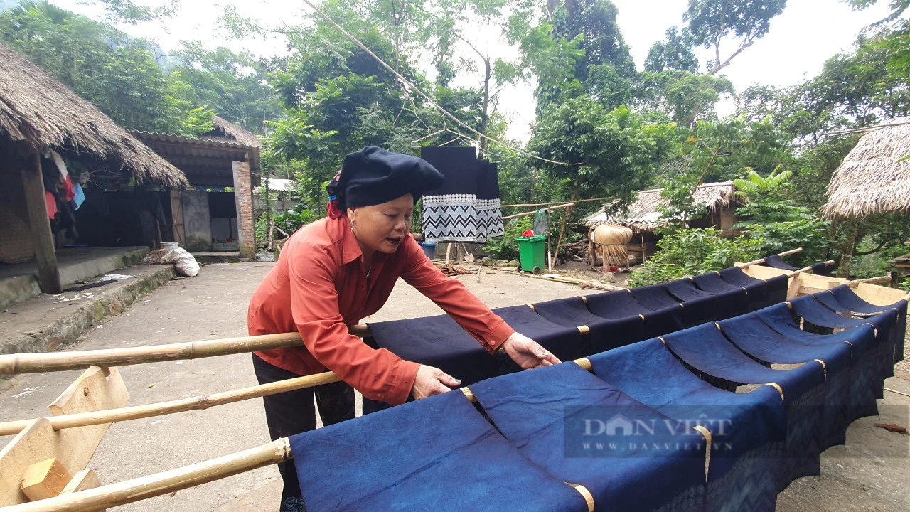 Nghề dệt thổ cẩm truyền thống giúp phụ nữ Dao Tiền bản Sưng nâng cao thu nhập - Ảnh 5.