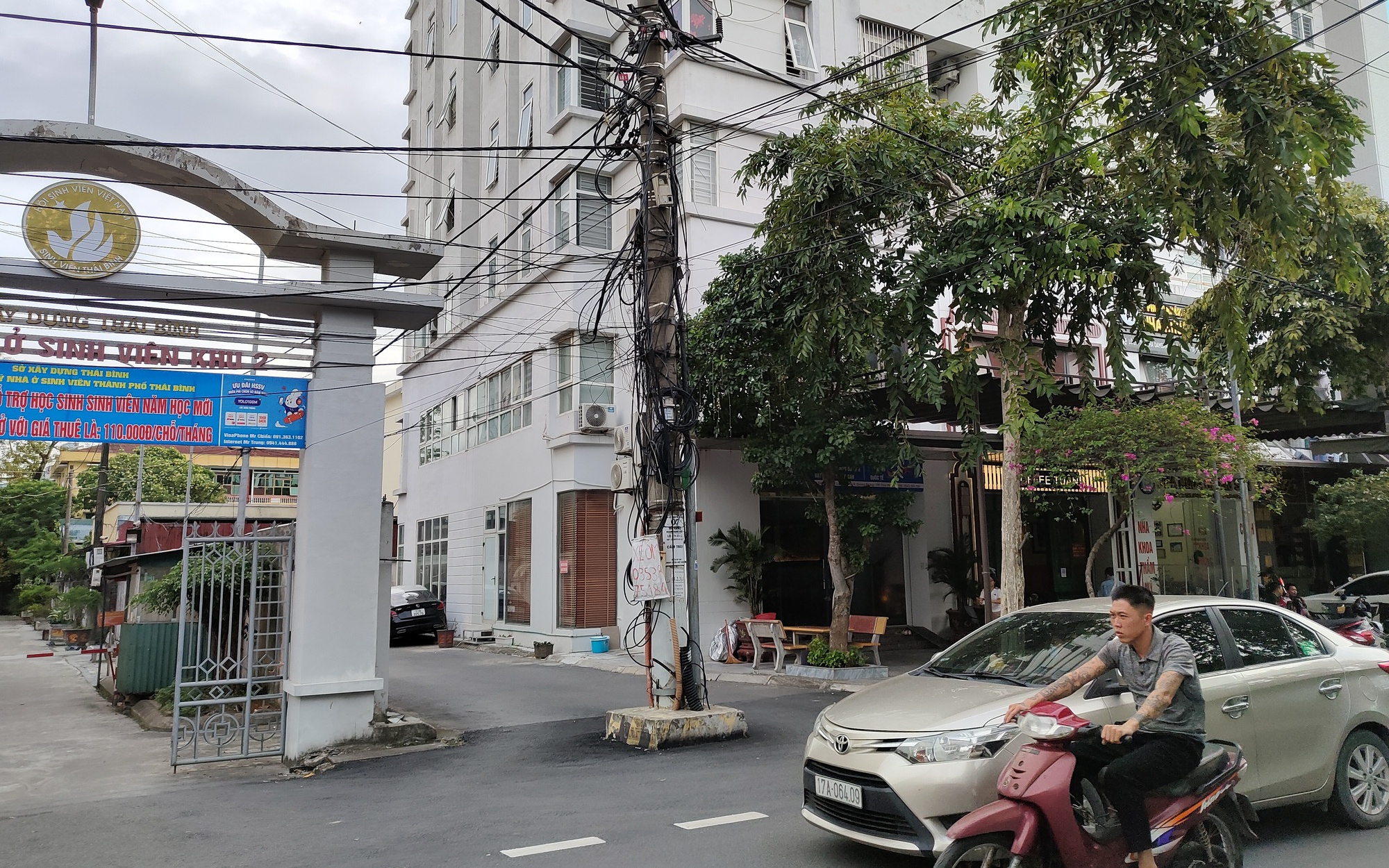 Cột điện "hiên ngang" giữa đường ở TP.Thái Bình, người dân lo mất an toàn