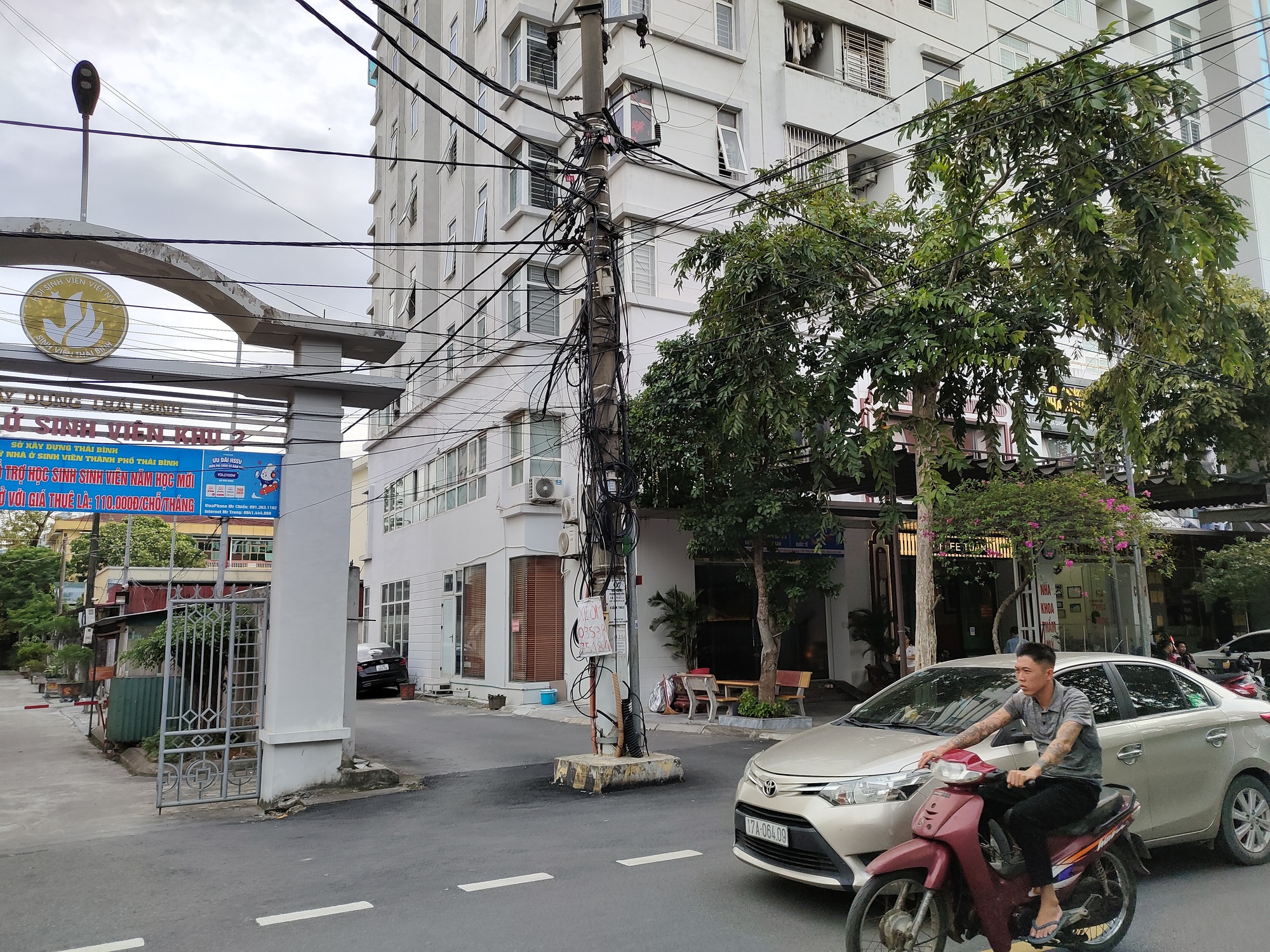 Thái Bình: Người dân khốn khổ vì cột điện &quot;hiên ngang&quot; giữa đường - Ảnh 2.