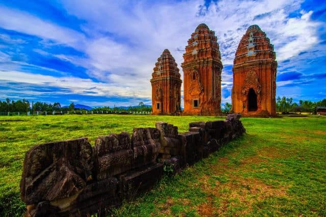 Rải rác ở vùng quê Bình Định là 14 tháp Champa cổ, 4 tòa thành cổ, có nơi dân ra đồng đào được đồ cổ - Ảnh 3.