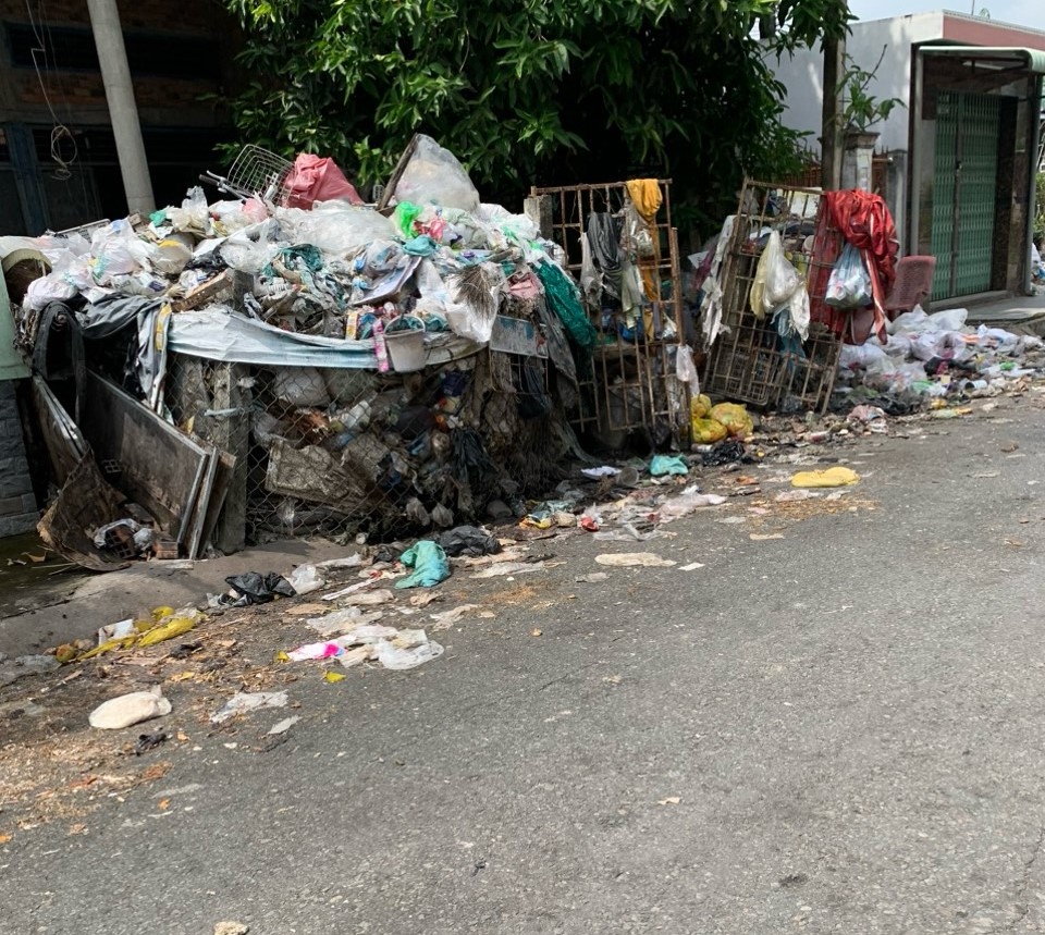 50 hộ dân trong khu phố nhiều năm sống chung bãi rác “gia đình” ở Long An - Ảnh 3.
