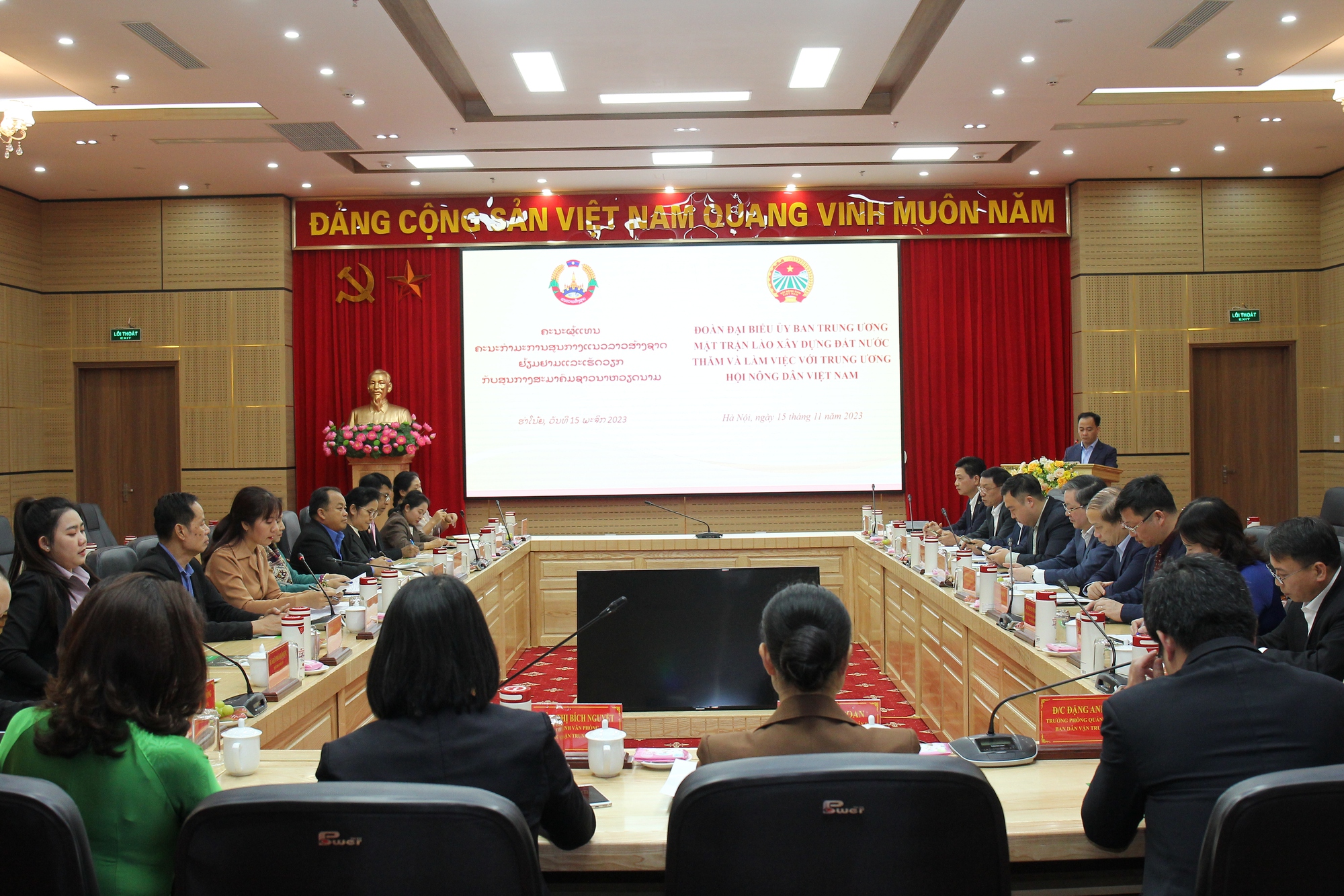 Chủ tịch Hội NDVN Lương Quốc Đoàn tiếp, làm việc với đoàn Ủy ban TƯ Mặt trận Lào xây dựng đất nước - Ảnh 1.