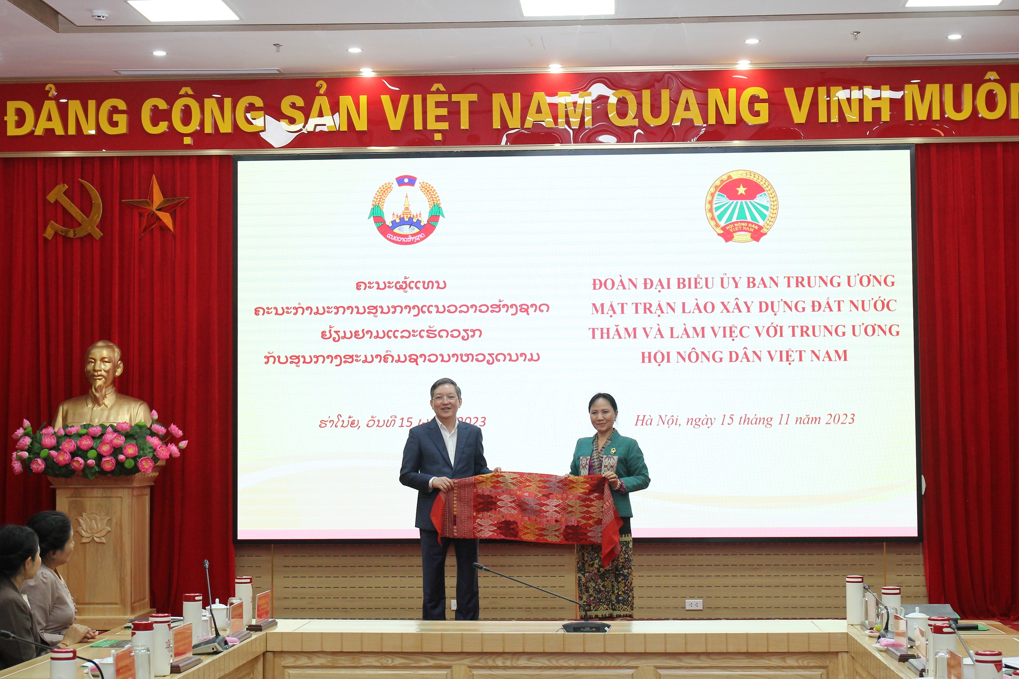 Chủ tịch Hội NDVN Lương Quốc Đoàn tiếp, làm việc với đoàn Ủy ban TƯ Mặt trận Lào xây dựng đất nước - Ảnh 6.