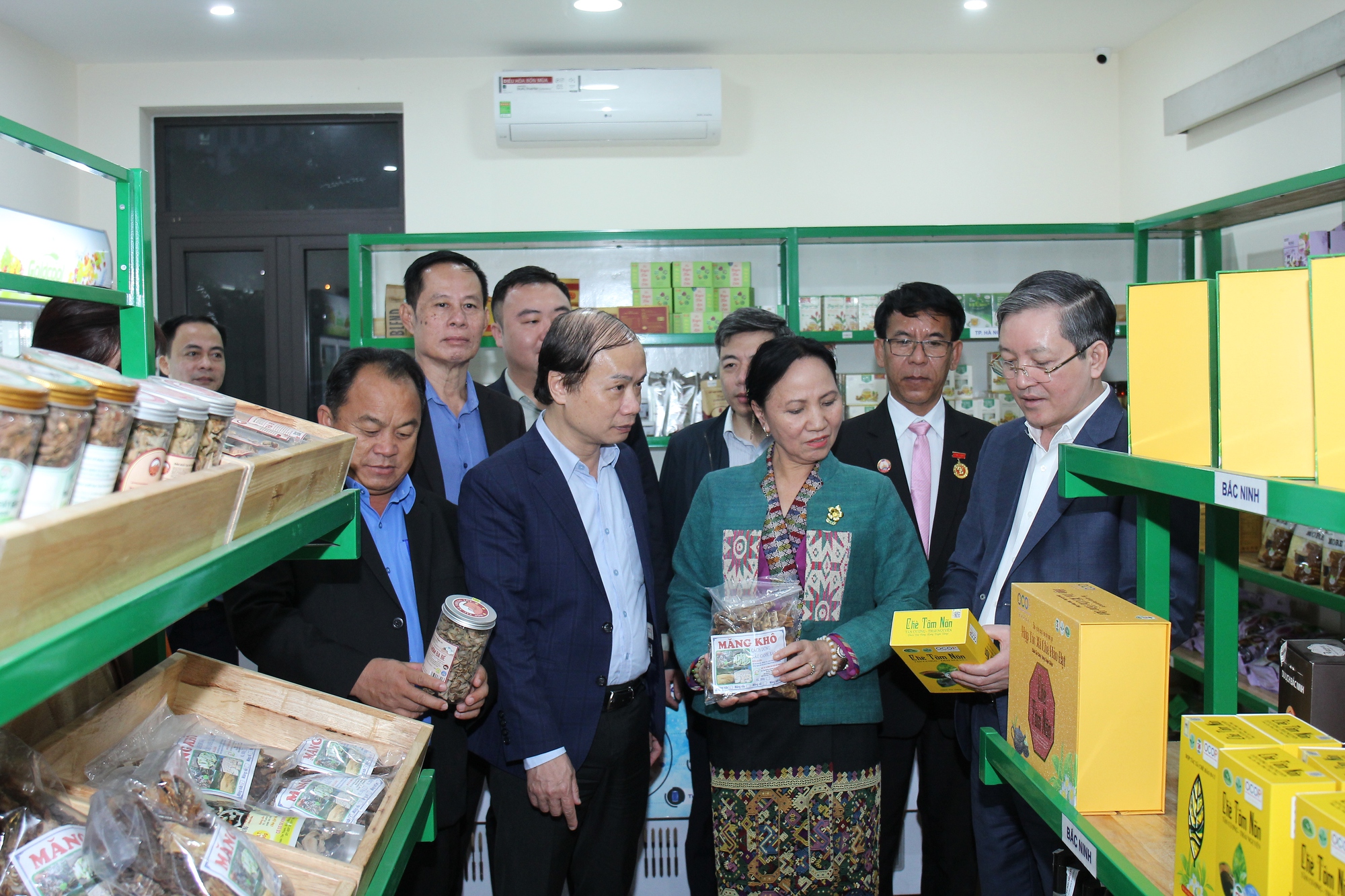 Chủ tịch Hội NDVN Lương Quốc Đoàn tiếp, làm việc với đoàn Ủy ban TƯ Mặt trận Lào xây dựng đất nước - Ảnh 8.