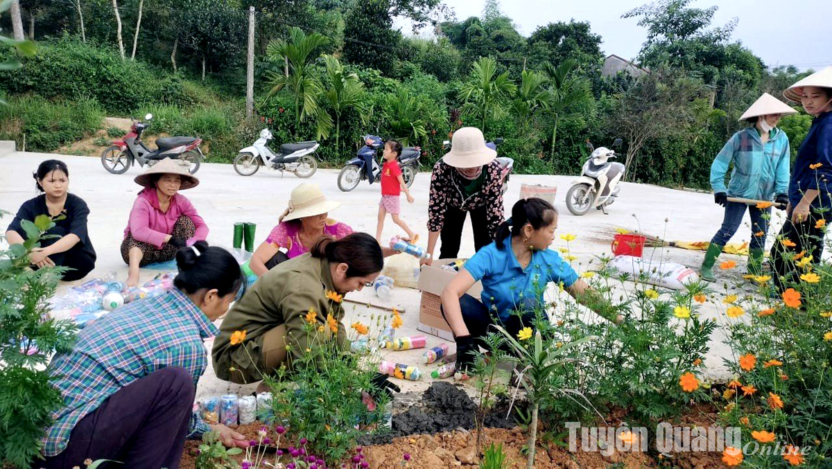 Đẹp mê tơi con đường hoa mười giờ, hoa hồng, hoa chiều tím ở các xã nông thôn mới của Tuyên Quang - Ảnh 3.