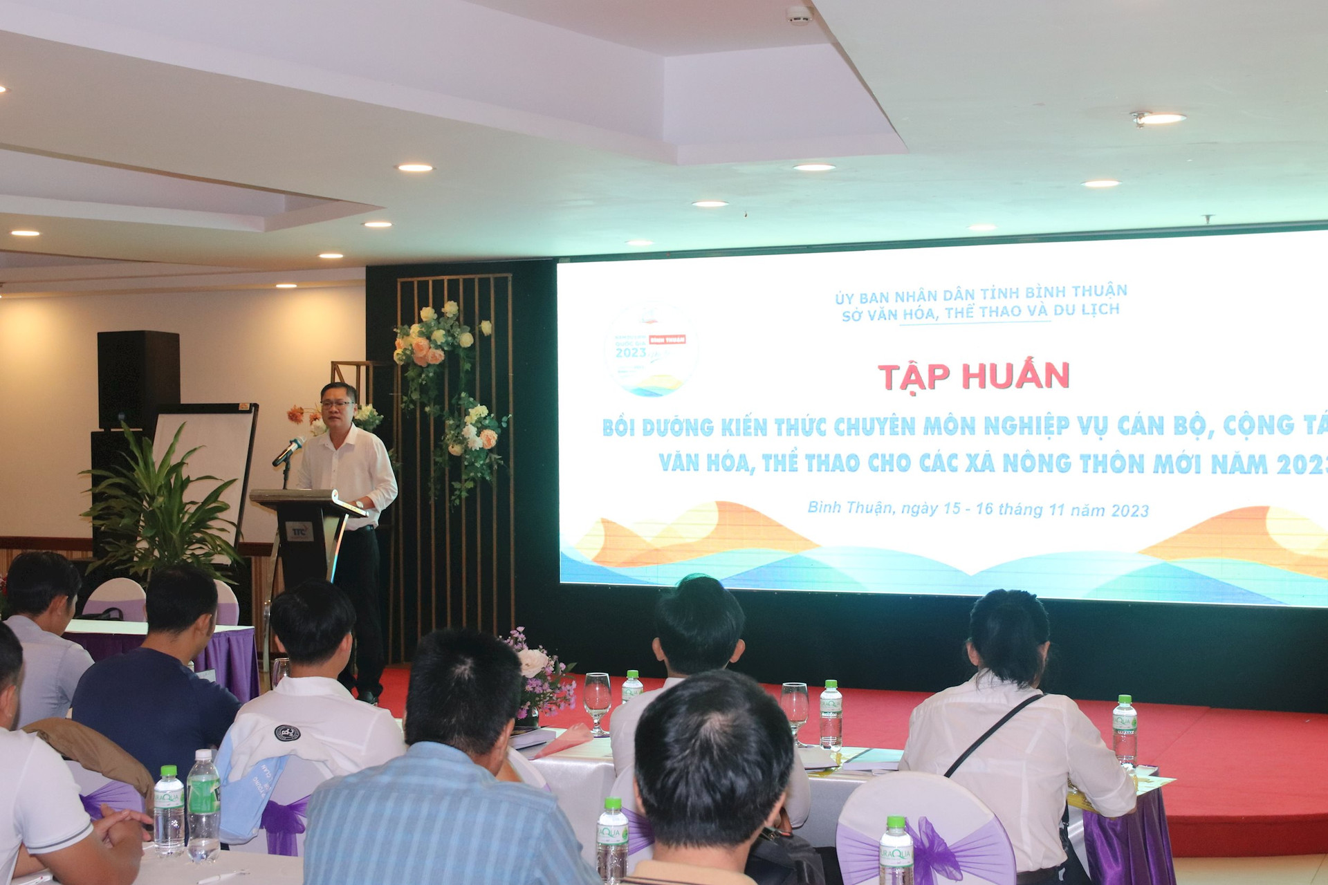 Bình Thuận: Mời giảng viên trường đại học ở TP.HCM về bồi dưỡng kiến thức cho cán bộ các xã nông thôn mới - Ảnh 1.