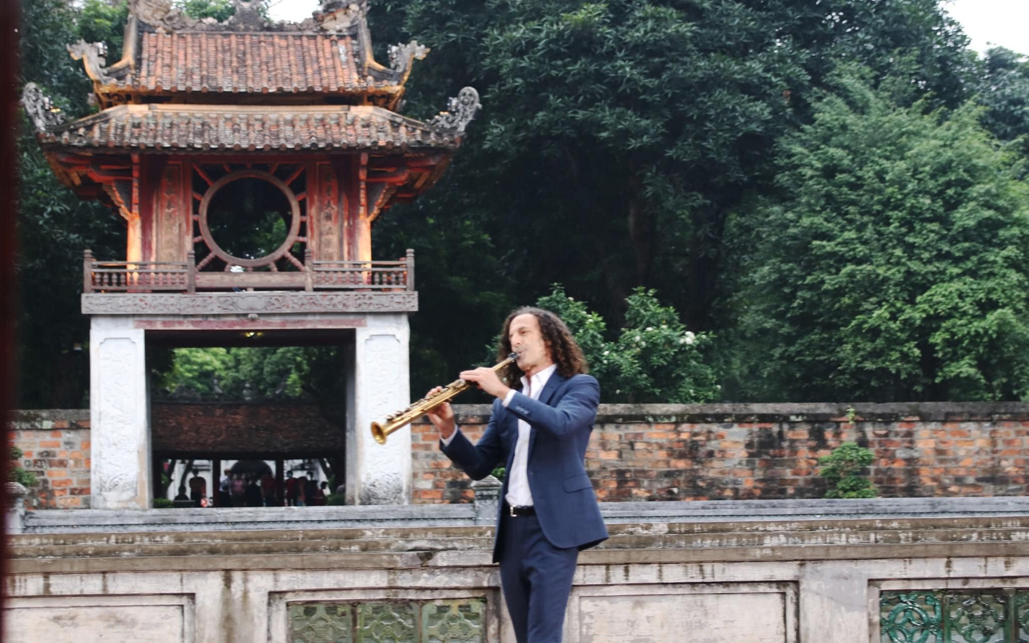 Kenny G gây ngỡ ngàng khi bất ngờ xuất hiện tại Văn Miếu, thổi kèn bên bia Tiến sĩ