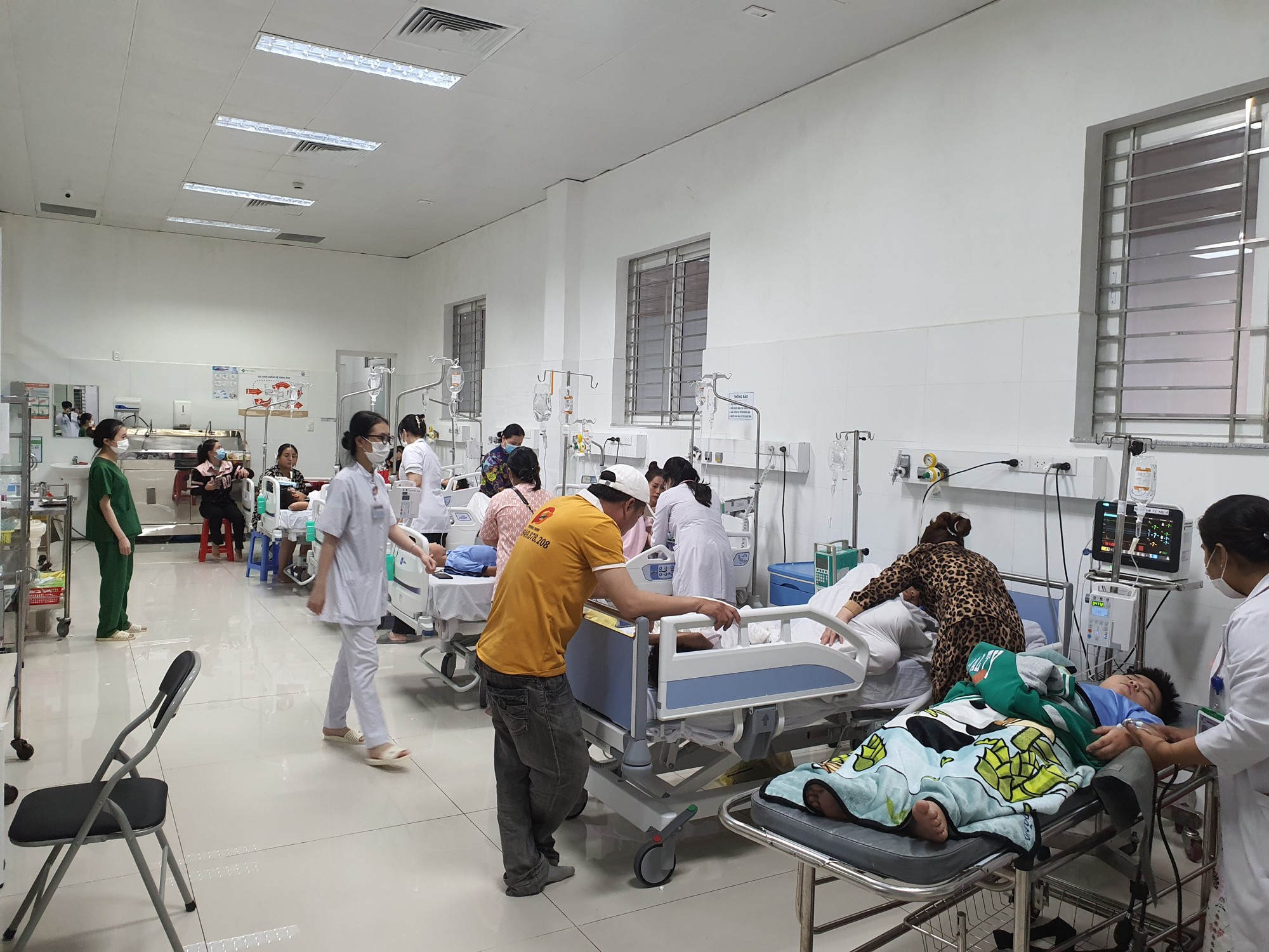 Kiên Giang: Hơn 50 học sinh nhập viện cấp cứu sau khi ăn trưa tại trường - Ảnh 1.