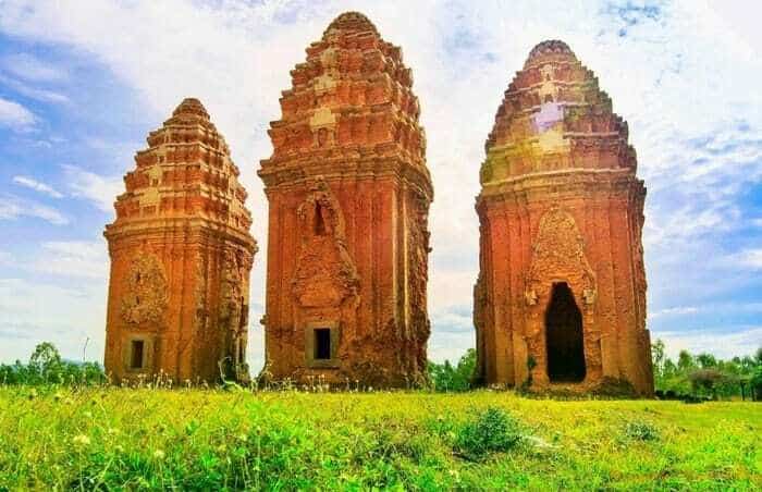 Rải rác ở vùng quê Bình Định là 14 tháp Champa cổ, 4 tòa thành cổ, có nơi dân ra đồng đào được đồ cổ - Ảnh 1.