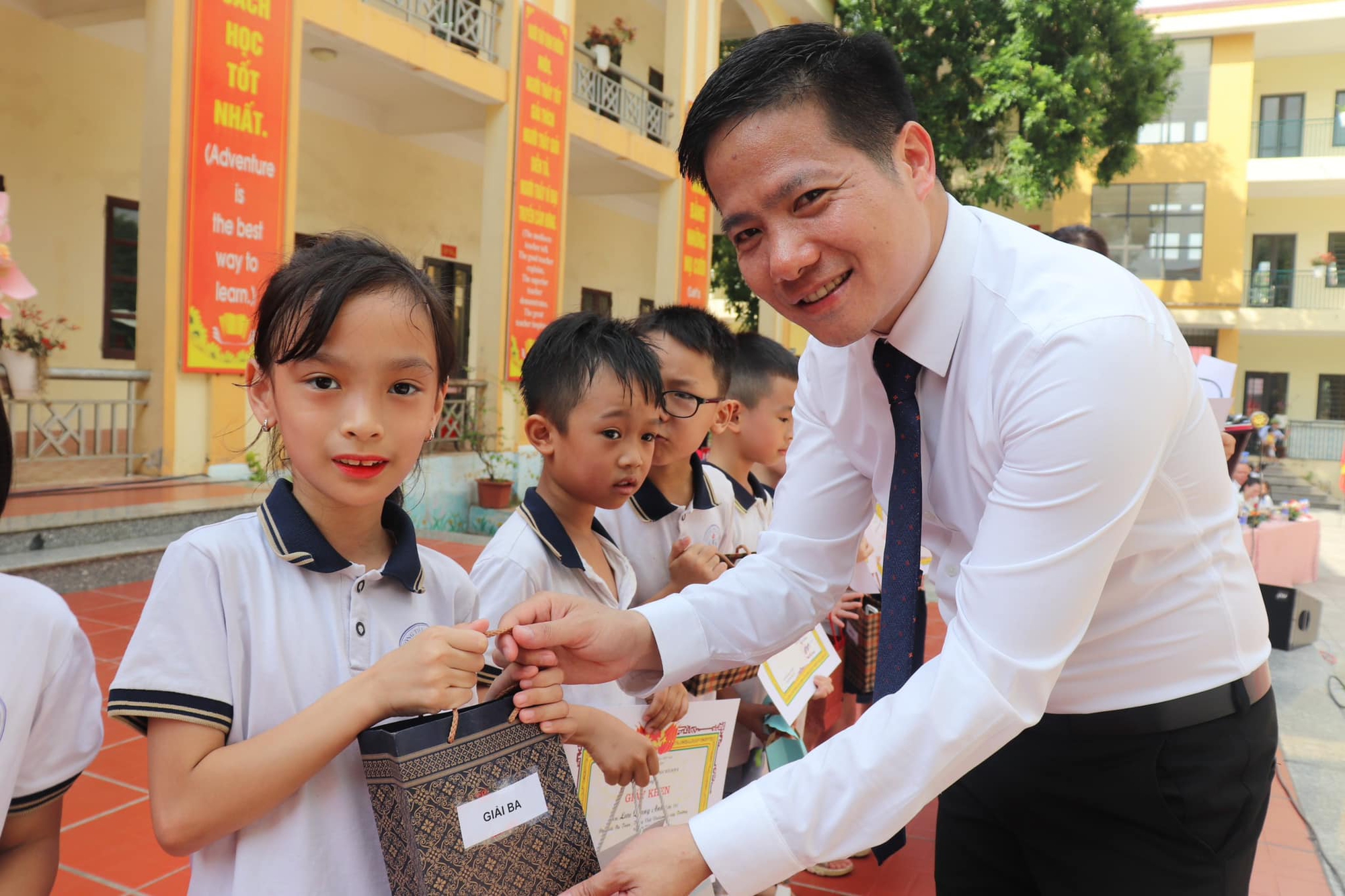 Thầy hiệu trưởng ở Vĩnh Phúc trở thành người Việt đầu tiên nhận Giải thưởng Gusi Hòa bình quốc tế  - Ảnh 1.
