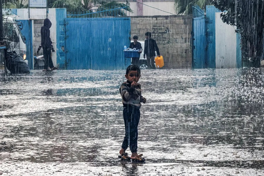 Mưa như trút, nhìn người dân ở Dải Gaza dầm trong lạnh giá mà xót xa - Ảnh 13.