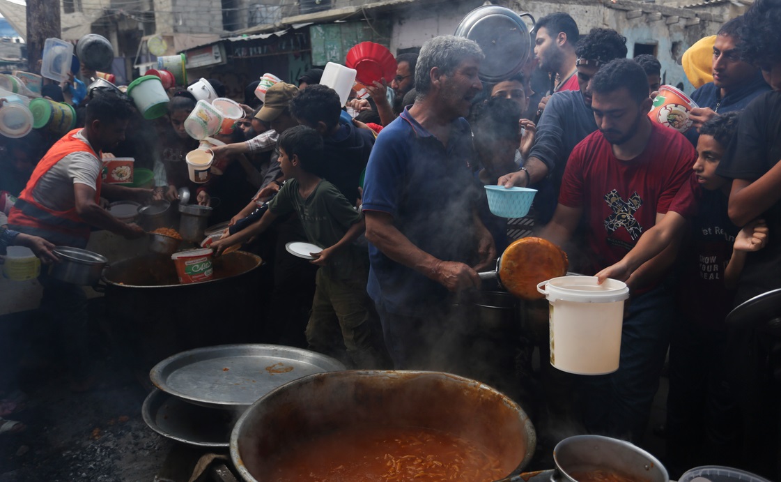 Người dân phía Nam Gaza phải chặt cây lấy gỗ làm nhiên liệu do thiếu thốn đủ bề - Ảnh 2.