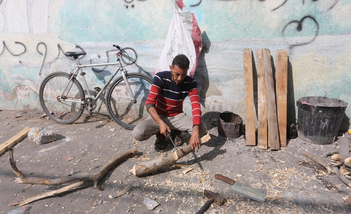 Người dân phía Nam Gaza phải chặt cây lấy gỗ làm nhiên liệu do thiếu thốn đủ bề - Ảnh 5.