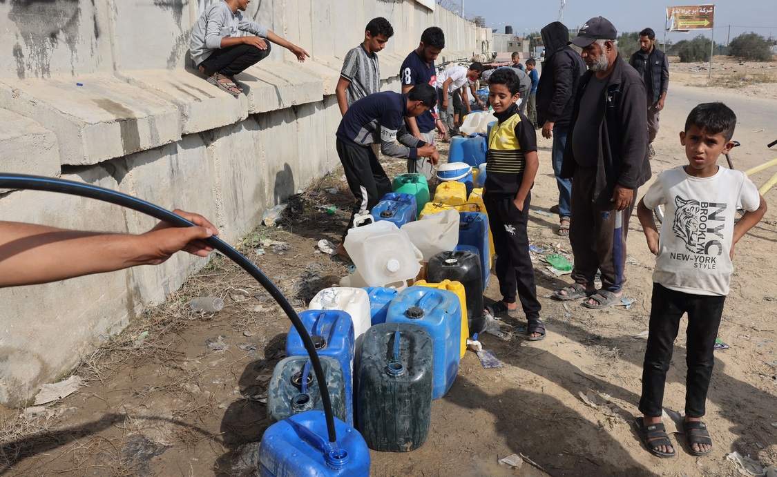 Người dân phía Nam Gaza phải chặt cây lấy gỗ làm nhiên liệu do thiếu thốn đủ bề - Ảnh 7.