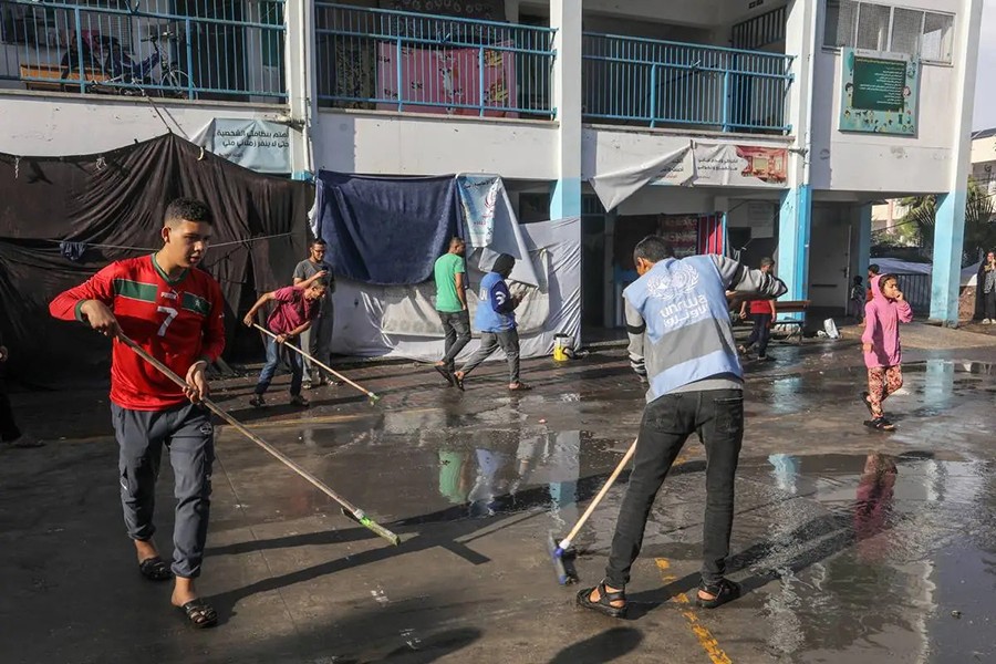 Mưa như trút, nhìn người dân ở Dải Gaza dầm trong lạnh giá mà xót xa - Ảnh 9.