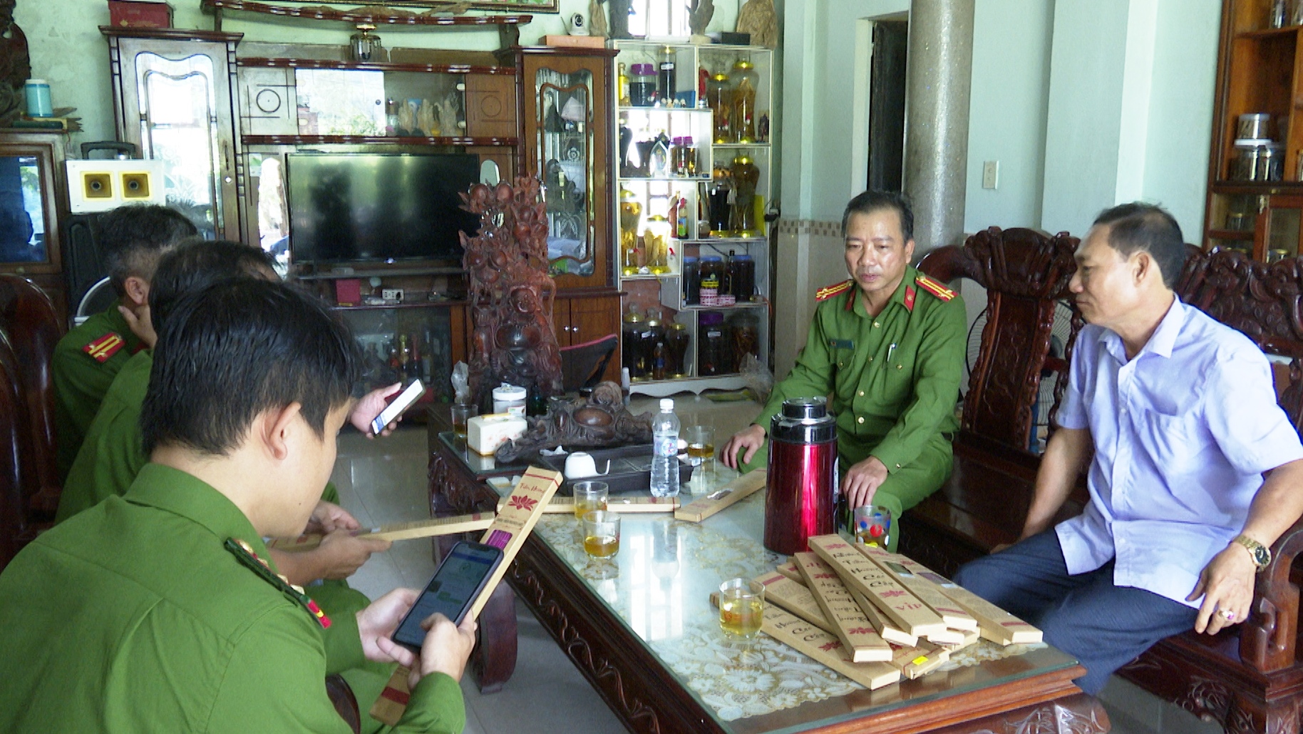 Đứng lên sau &quot;vấp ngã&quot;, lão Hoàng Văn Trưởng tạo nên thương hiệu trầm hương ở Quảng Nam - Ảnh 2.