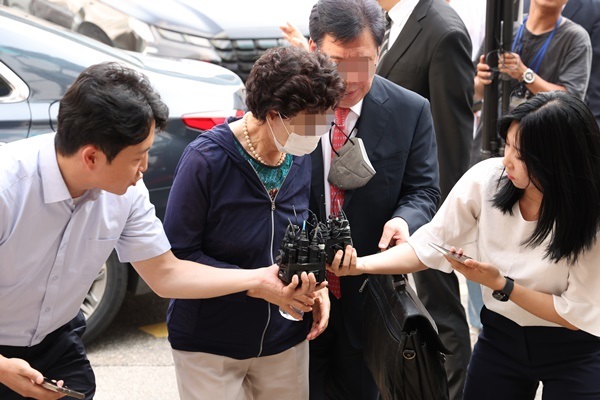 Mẹ vợ Tổng thống Hàn Quốc phải lĩnh án tù vì làm giả giấy tờ chứng nhận tài chính - Ảnh 1.