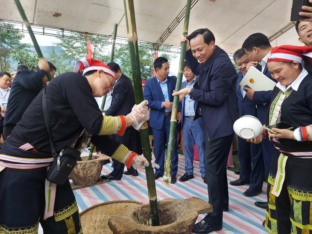 Bộ trưởng Đào Ngọc Dung cùng giã bánh giầy với người dân vùng cao trong Ngày hội Đại đoàn kết - Ảnh 1.