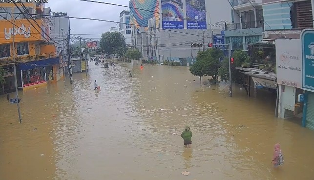 TT-Huế: Nước sông xuống chậm, cảnh báo nguy cơ “lũ chồng lũ” - Ảnh 1.