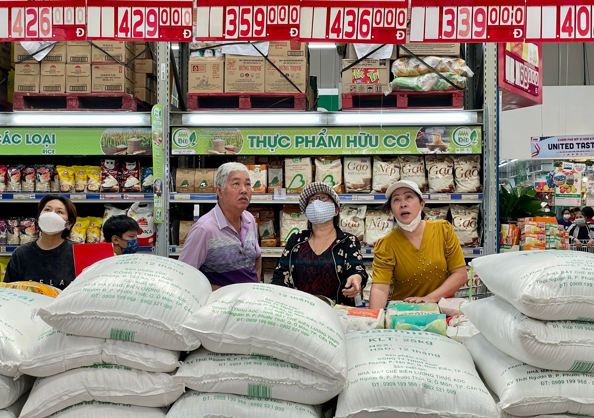 Lo lắng vì giá gạo bán lẻ trong nước cao kỷ lục - Ảnh 2.