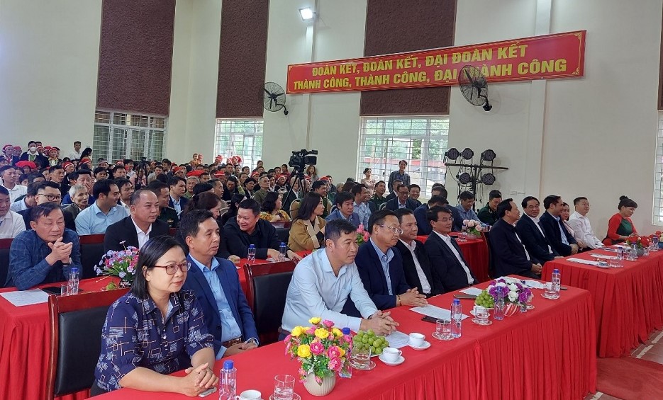 Bộ trưởng Đào Ngọc Dung cùng giã bánh giầy với người dân vùng cao trong Ngày hội Đại đoàn kết - Ảnh 9.