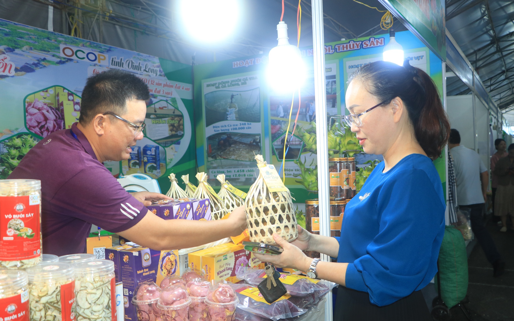 Sản phẩm nông nghiệp 27 tỉnh thành tụ hội về TP.HCM, kích cầu tiêu dùng dịp cuối năm