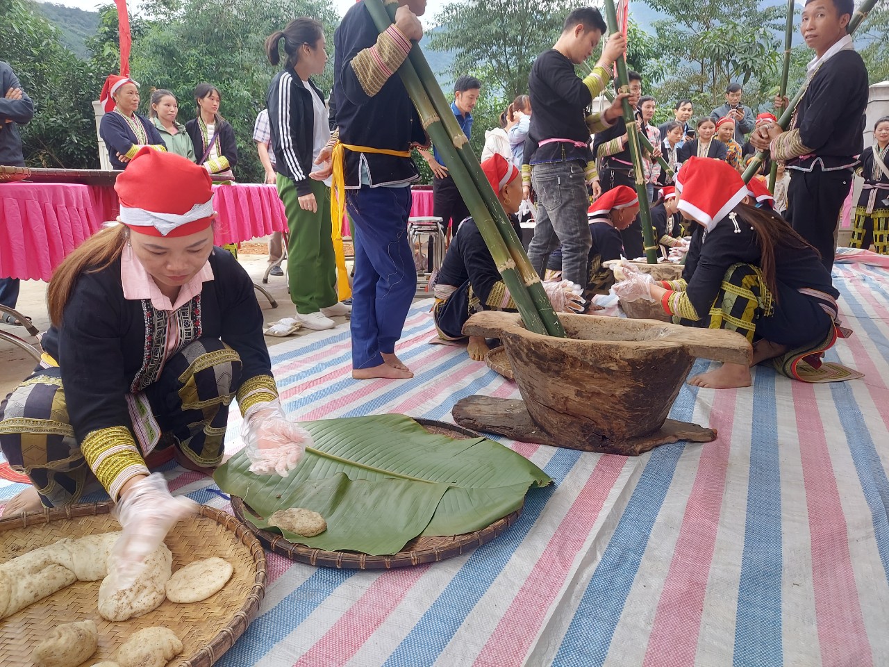 Bộ trưởng Đào Ngọc Dung cùng giã bánh giầy với người dân vùng cao trong Ngày hội Đại đoàn kết - Ảnh 5.