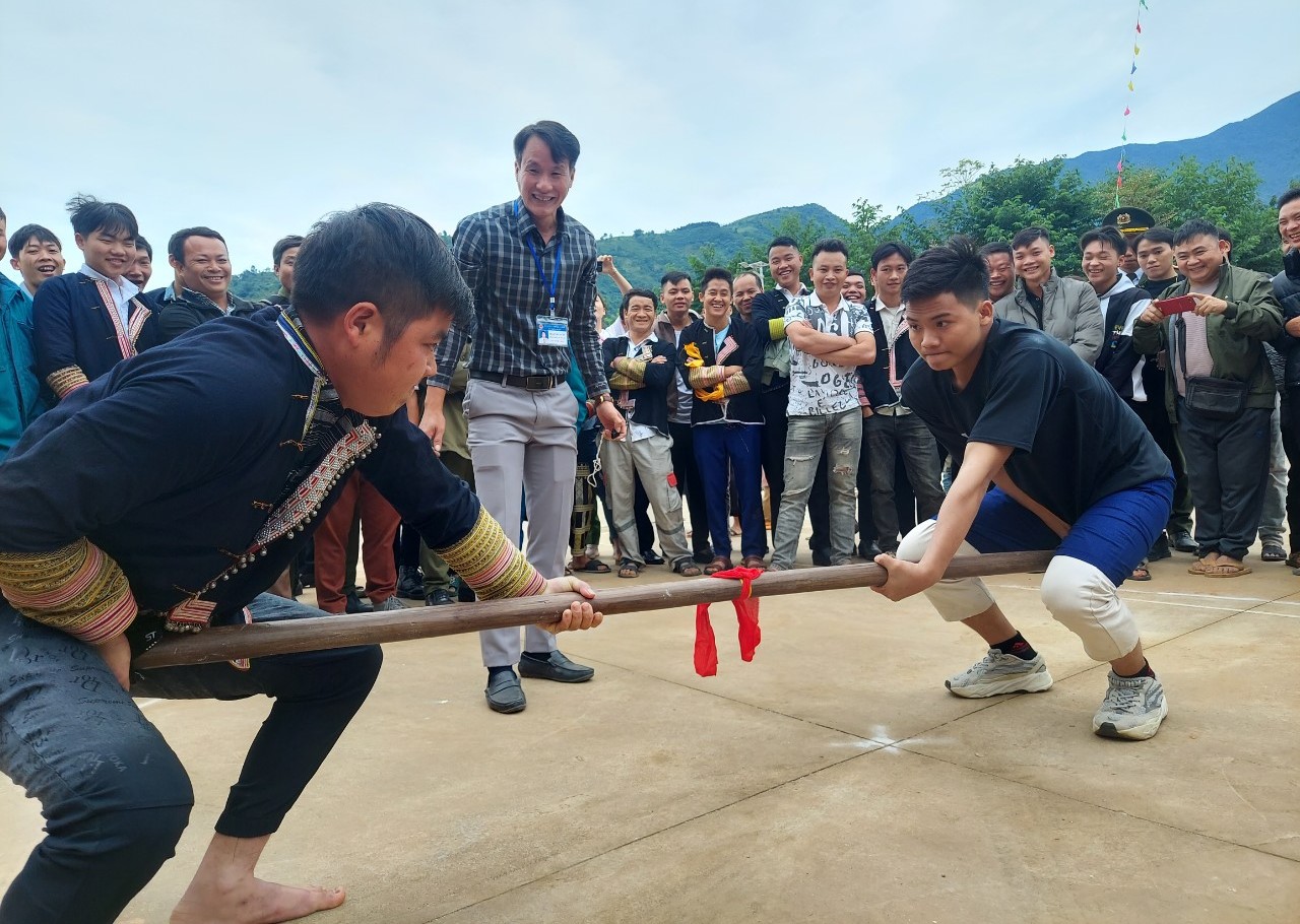 Bộ trưởng Đào Ngọc Dung cùng giã bánh giầy với người dân vùng cao trong Ngày hội Đại đoàn kết - Ảnh 6.