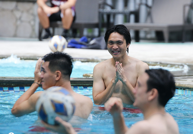 Dàn &quot;nam thần&quot; của ĐT Việt Nam &quot;khoe dáng&quot; ở bể bơi sau trận thắng Philippines - Ảnh 1.