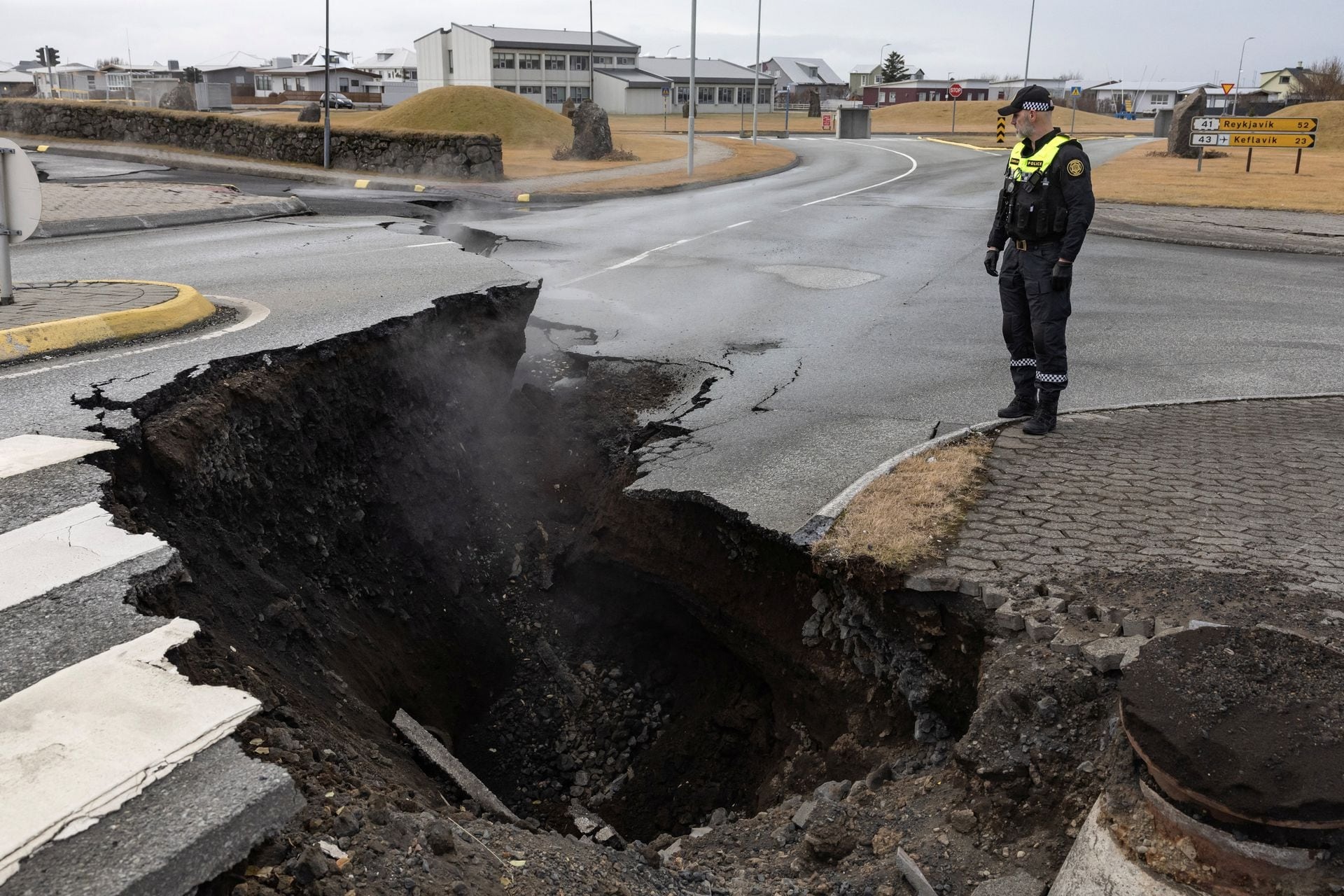 Đường sá nứt đôi, mắc-ma dài 15 km sôi sục trong lòng Iceland &quot;sẵn sàng&quot; phá hủy cả một thị trấn - Ảnh 2.