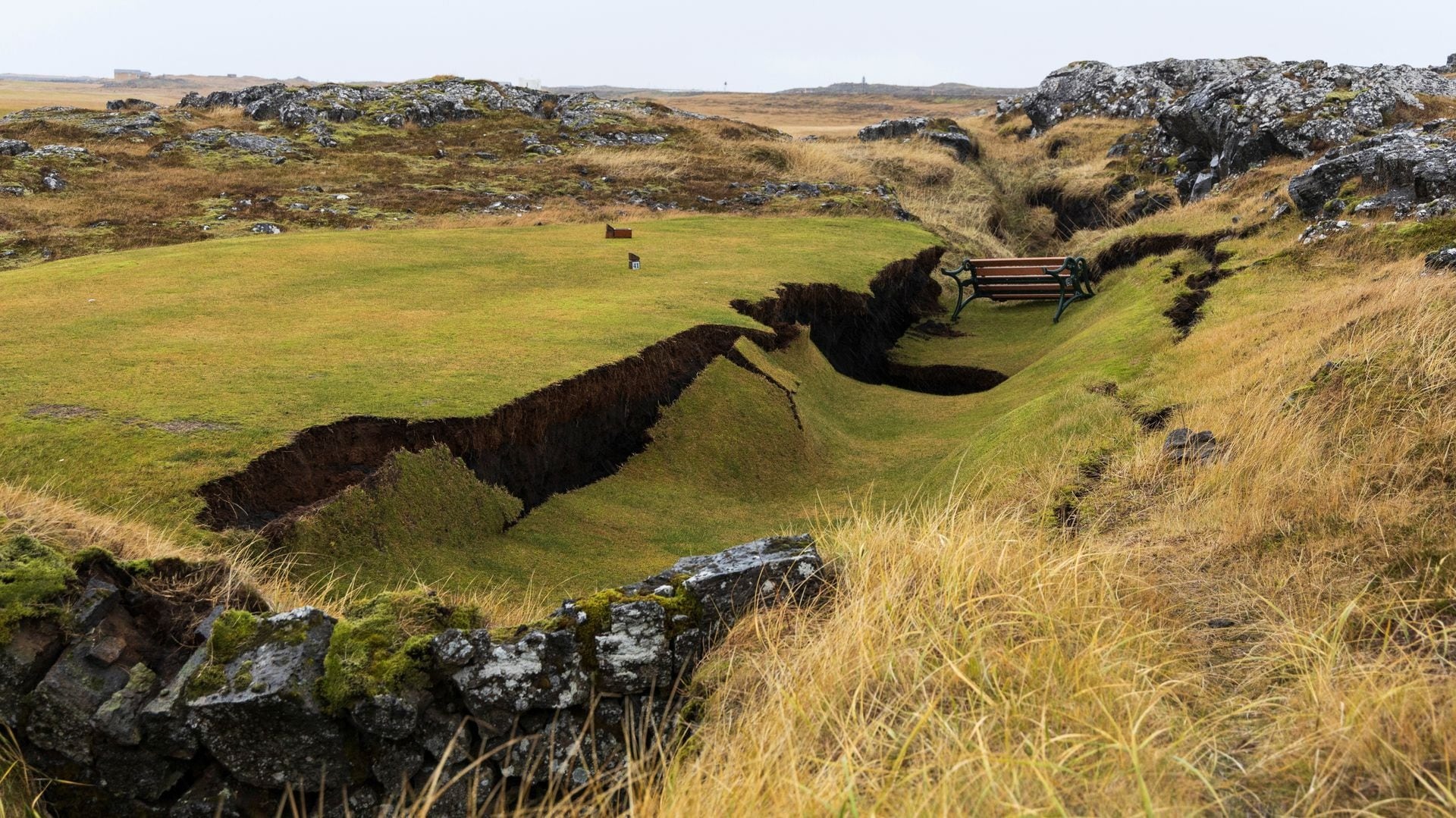 Đường sá nứt đôi, mắc-ma dài 15 km sôi sục trong lòng Iceland &quot;sẵn sàng&quot; phá hủy cả một thị trấn - Ảnh 4.