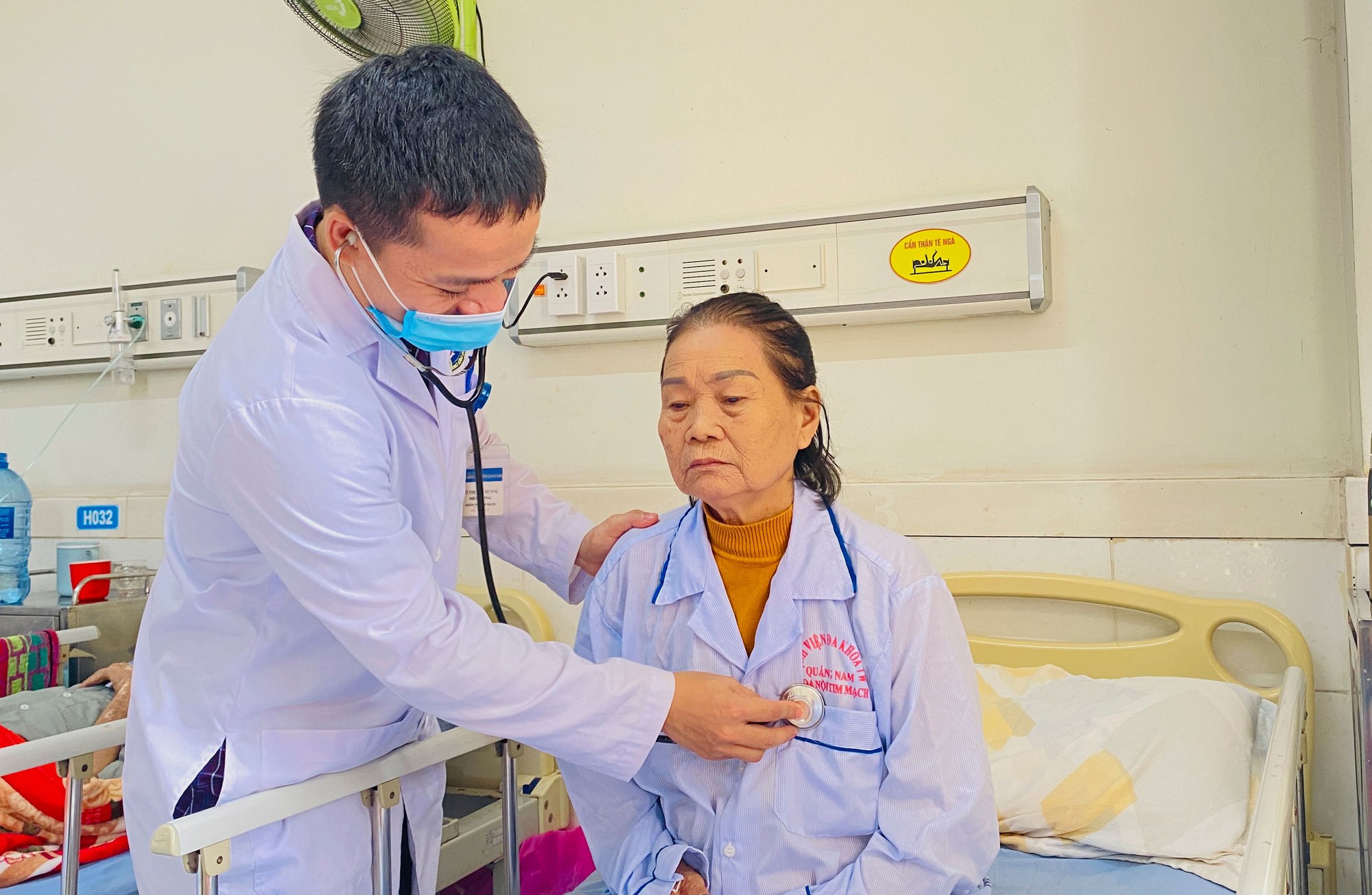 Quảng Nam: Cứu sống cụ bà 77 tuổi đã ngưng tim do nhồi máu cơ tim - Ảnh 1.