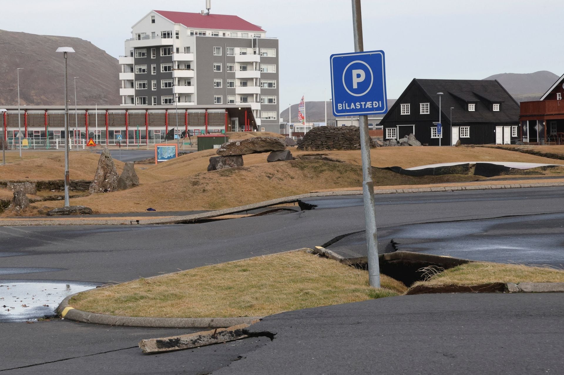 Đường sá nứt đôi, mắc-ma dài 15 km sôi sục trong lòng Iceland &quot;sẵn sàng&quot; phá hủy cả một thị trấn - Ảnh 5.