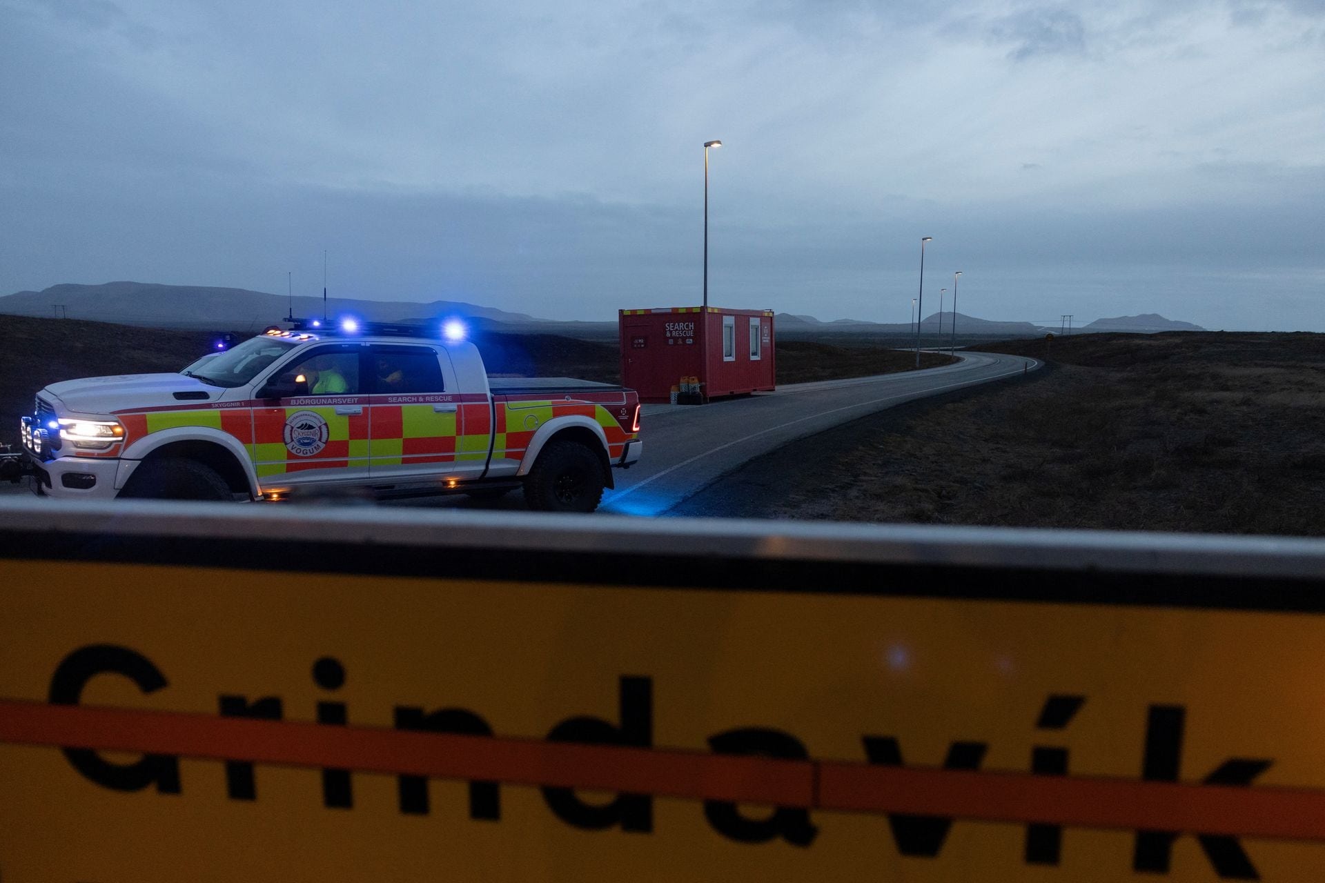 Đường sá nứt đôi, mắc-ma dài 15 km sôi sục trong lòng Iceland &quot;sẵn sàng&quot; phá hủy cả một thị trấn - Ảnh 6.