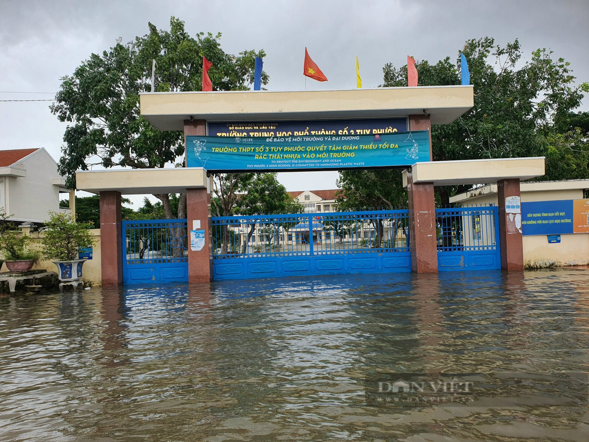Nhiều tuyến đường tại Bình Định được cắm biển cấm qua lại vì mưa lũ gây chia cắt - Ảnh 1.