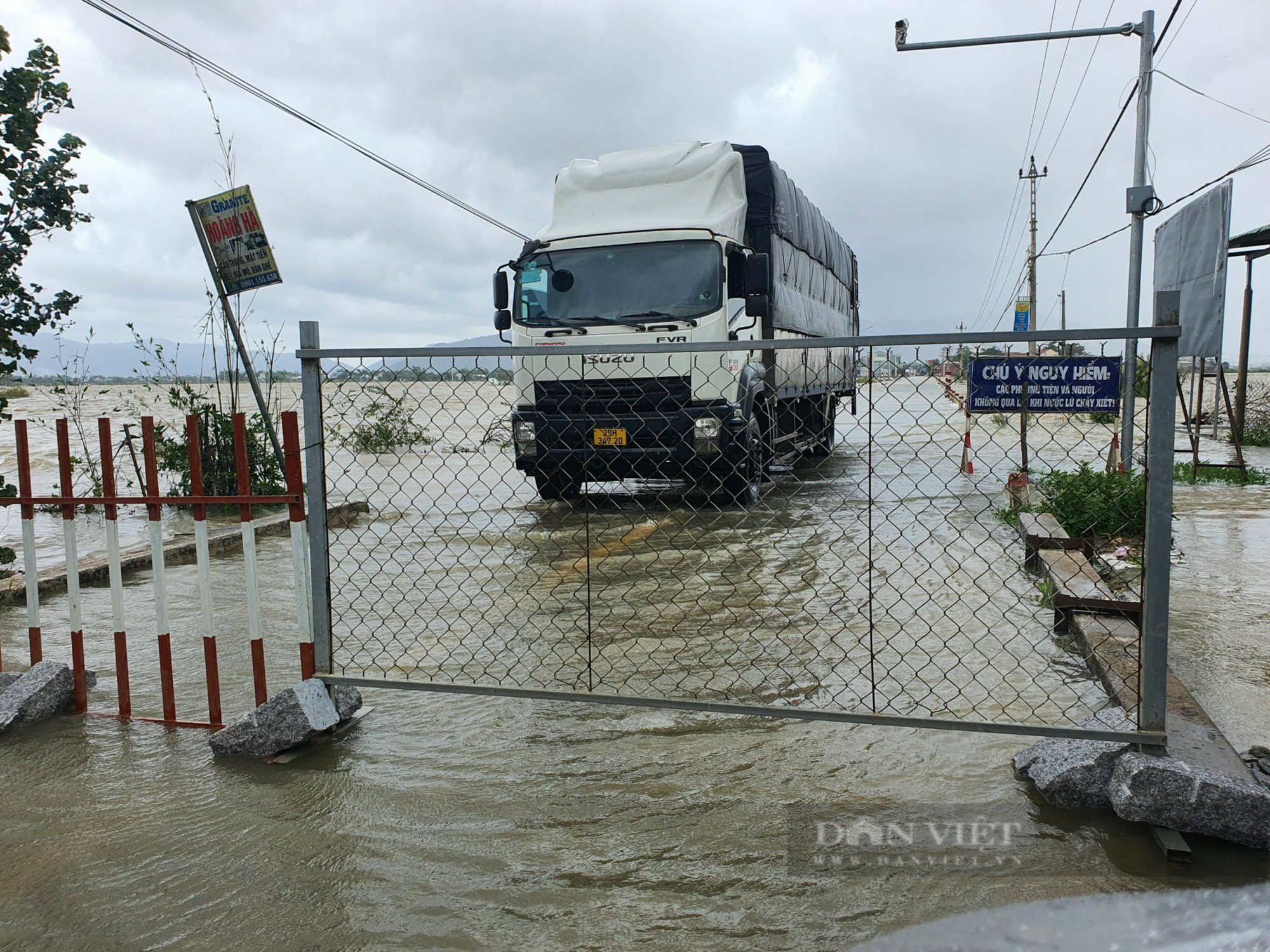Nhiều tuyến đường tại Bình Định được cắm biển cấm qua lại vì mưa lũ gây chia cắt - Ảnh 2.