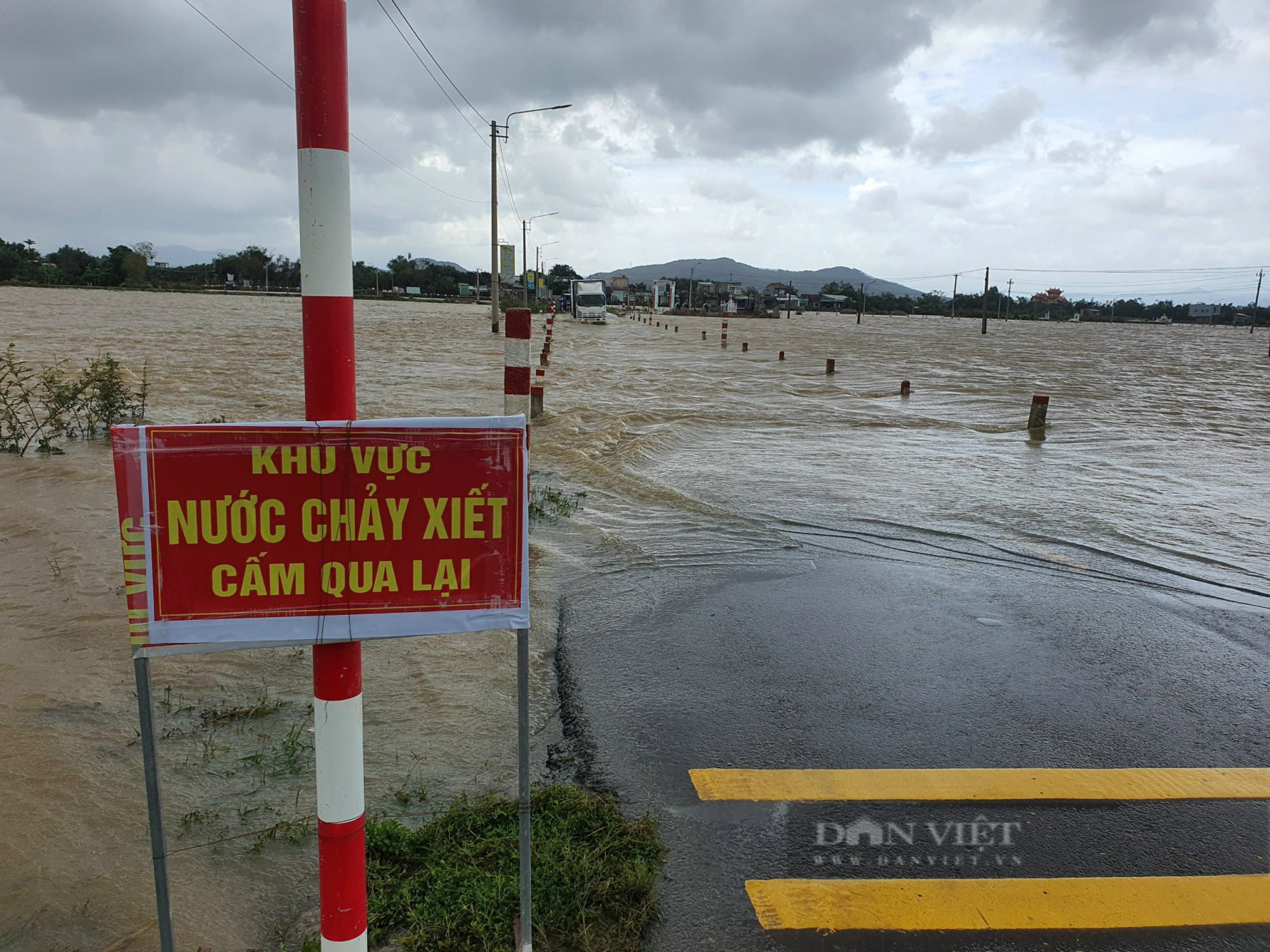 Nhiều tuyến đường tại Bình Định được cắm biển cấm qua lại vì mưa lũ gây chia cắt - Ảnh 3.