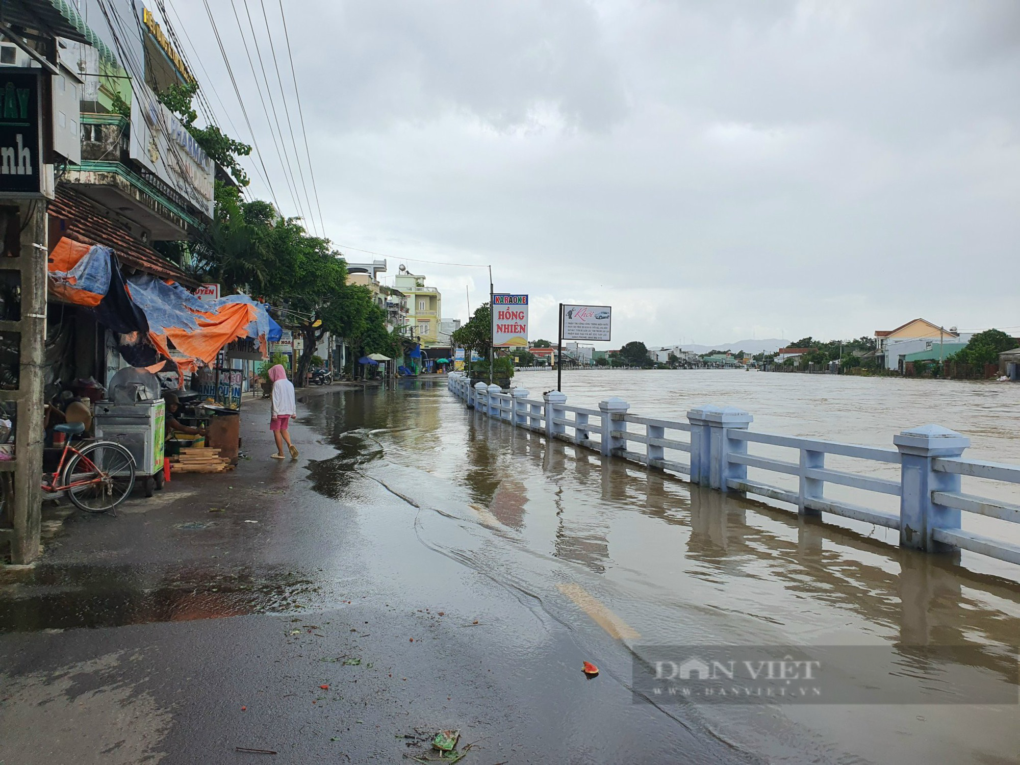 Nhiều tuyến đường tại Bình Định được cắm biển cấm qua lại vì mưa lũ gây chia cắt - Ảnh 4.