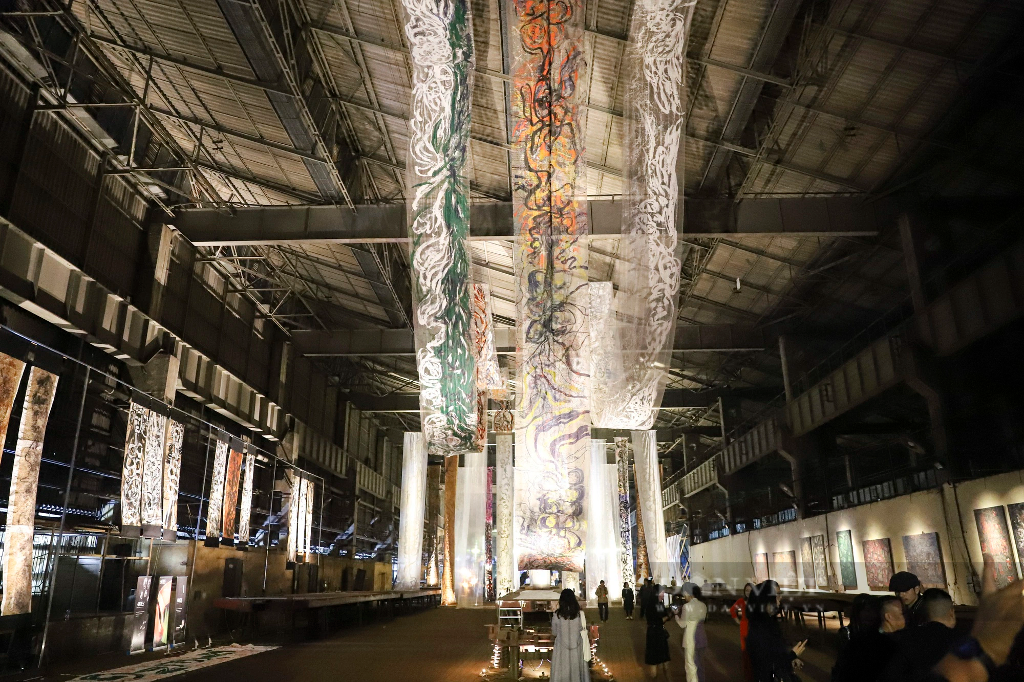 Khám phá không gian nghệ thuật đặc biệt bên trong Nhà máy Xe lửa Gia Lâm 120 năm tuổi - Ảnh 2.