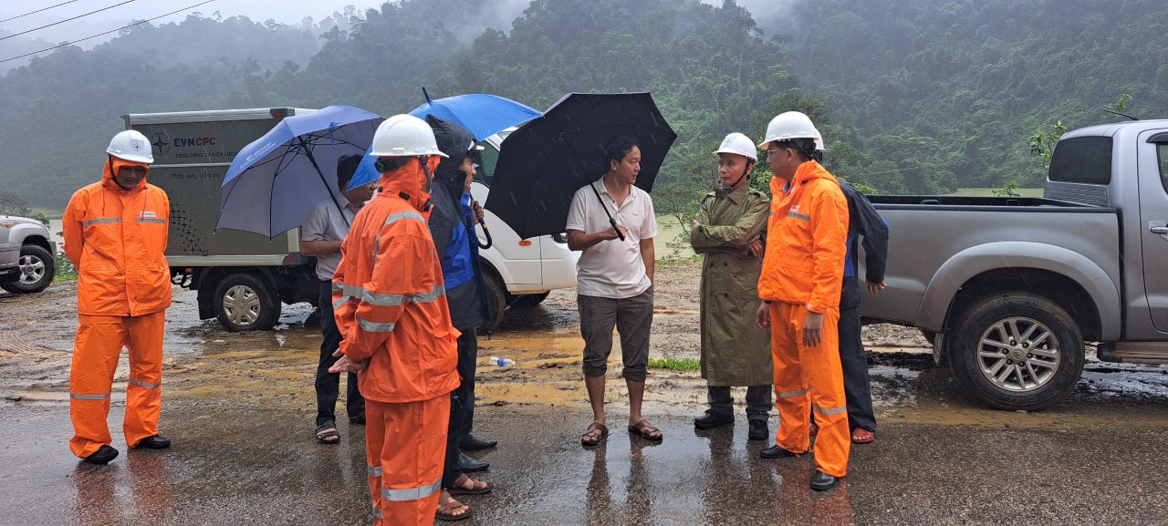 PC Quảng Nam chủ động ứng phó mưa lũ, khắc phục nhanh sự cố lưới điện  - Ảnh 2.