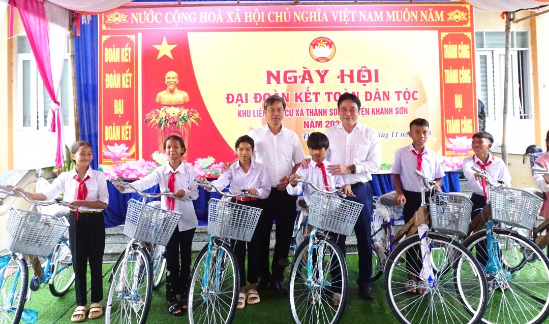 Agribank Chi nhánh tỉnh Khánh Hòa: Tài trợ 20 xe đạp cho học sinh có cảnh khó khăn - Ảnh 1.