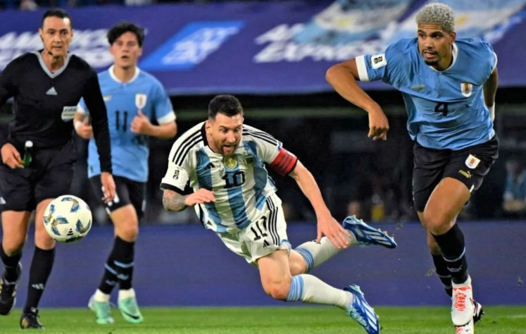 Đứt mạch 8 trận sạch lưới và Messi mắc lỗi, Argentina thua trắng Uruguay - Ảnh 1.