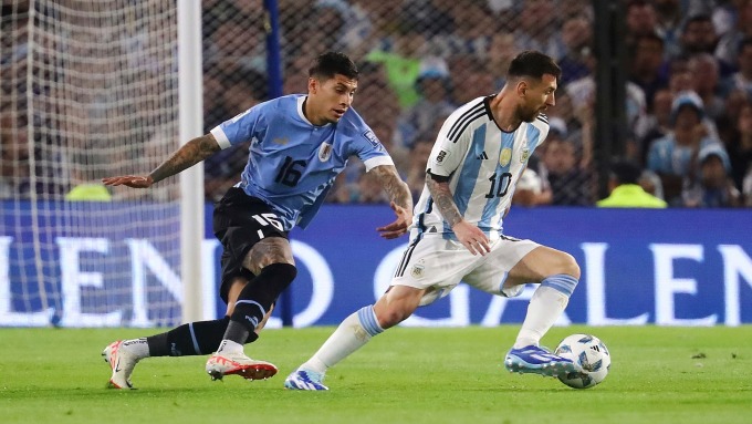 Đứt mạch 8 trận sạch lưới và Messi mắc lỗi, Argentina thua trắng Uruguay - Ảnh 2.