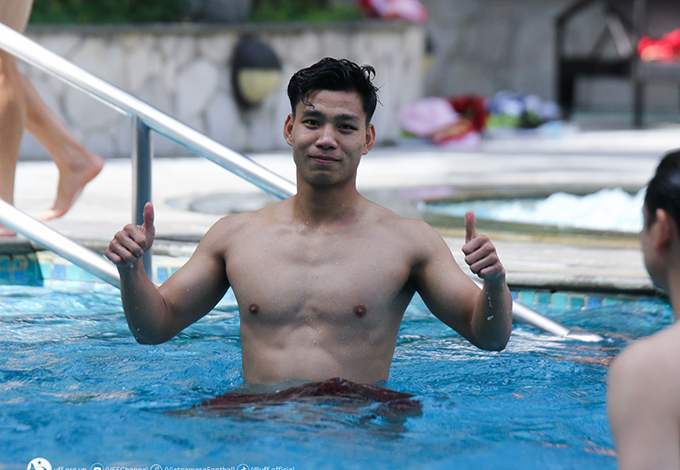 Dàn &quot;nam thần&quot; của ĐT Việt Nam &quot;khoe dáng&quot; ở bể bơi sau trận thắng Philippines - Ảnh 2.