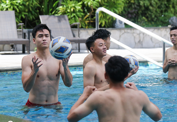 Dàn &quot;nam thần&quot; của ĐT Việt Nam &quot;khoe dáng&quot; ở bể bơi sau trận thắng Philippines - Ảnh 7.