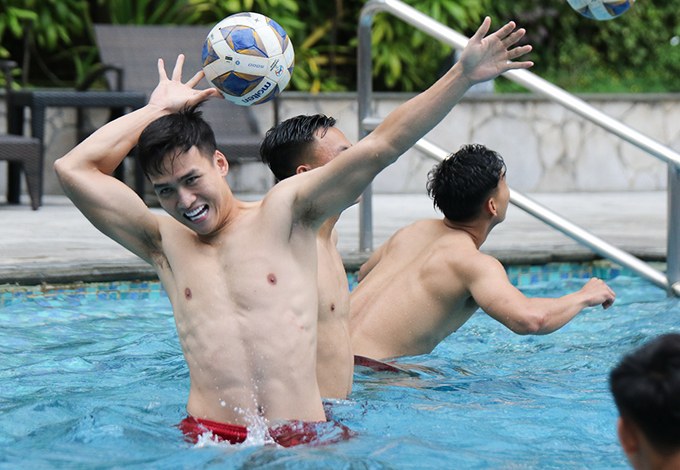 Dàn &quot;nam thần&quot; của ĐT Việt Nam &quot;khoe dáng&quot; ở bể bơi sau trận thắng Philippines - Ảnh 3.