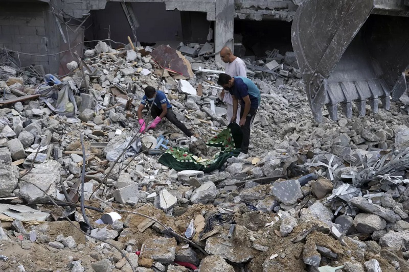 Israel ném bom khắp nơi, hàng nghìn thi thể bị chôn vùi, không có lối thoát cho người di tản ở Gaza - Ảnh 1.